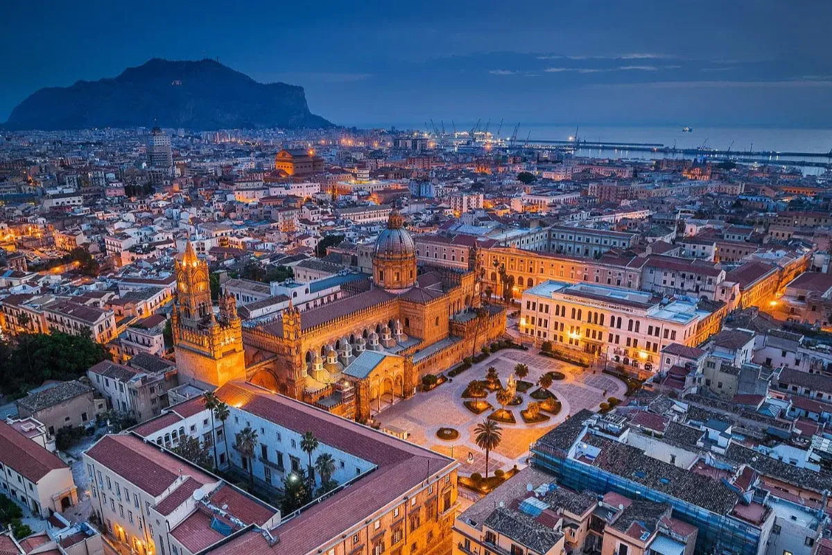 Palermo,Cosa vedere a Palermo,Palazzo dei Normanni,Cappella Palatina,Cattedrale di Palermo,Ballarò,Street food Palermo,Teatro Massimo,Mondello,Mercati storici Palermo,Sicilia arabo normanna,Pane e panelle,Arancina palermitana,Quattro Canti,Turismo Palermo,Sicilia occidentale,Piazza Pretoria,Foro Italico Palermo